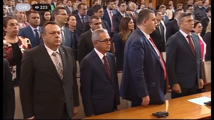 След музейната импровизация: Пеевски освободи кабинета си в парламента