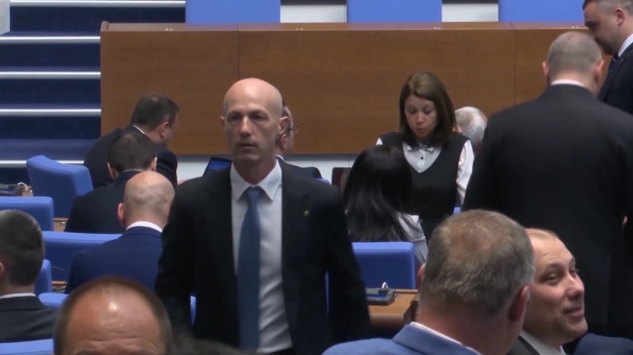 \"Възраждане\" с жалби до Конституционния съд за отпадналия референдум и помощта за Украйна