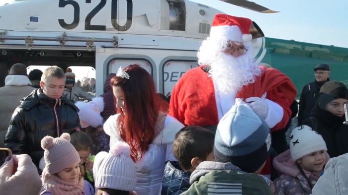 Дядо Коледа пристигна с хеликоптер в София: Посрещнаха го деца и полицейските кучета Лери и Цейк