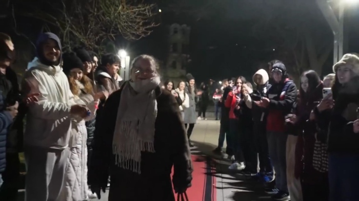 Покана на червения килим: Абитуриенти към директора на ПГ \"Димитраки Хаджитошин\"