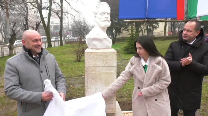 С дарения от ученици и граждани: Откриха бюст-паметник на Христо Ботев в СУ \"Хр. Ботев\"