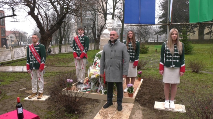 С дарения от ученици и граждани: Откриха бюст-паметник на Христо Ботев в СУ \"Хр. Ботев\"
