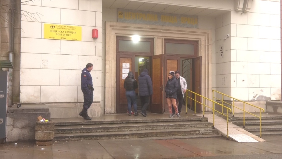 Първите пенсии в евро: Започна изплащането в пощите