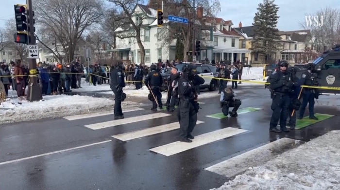 Напрежение в Минеаполис: Служител на имиграционните власти застреля жена 