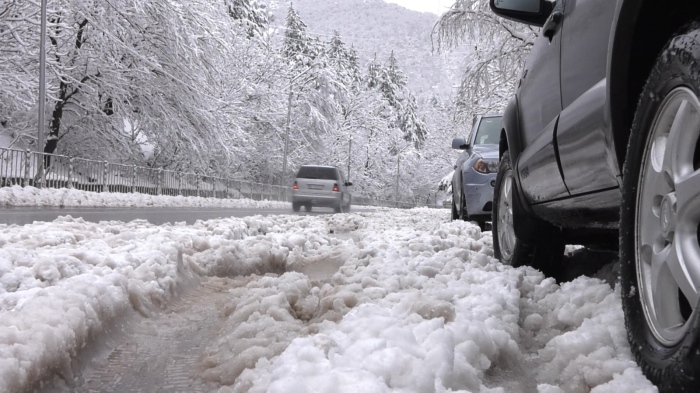 Половин България е в сняг: Има затворен път във Врачанско