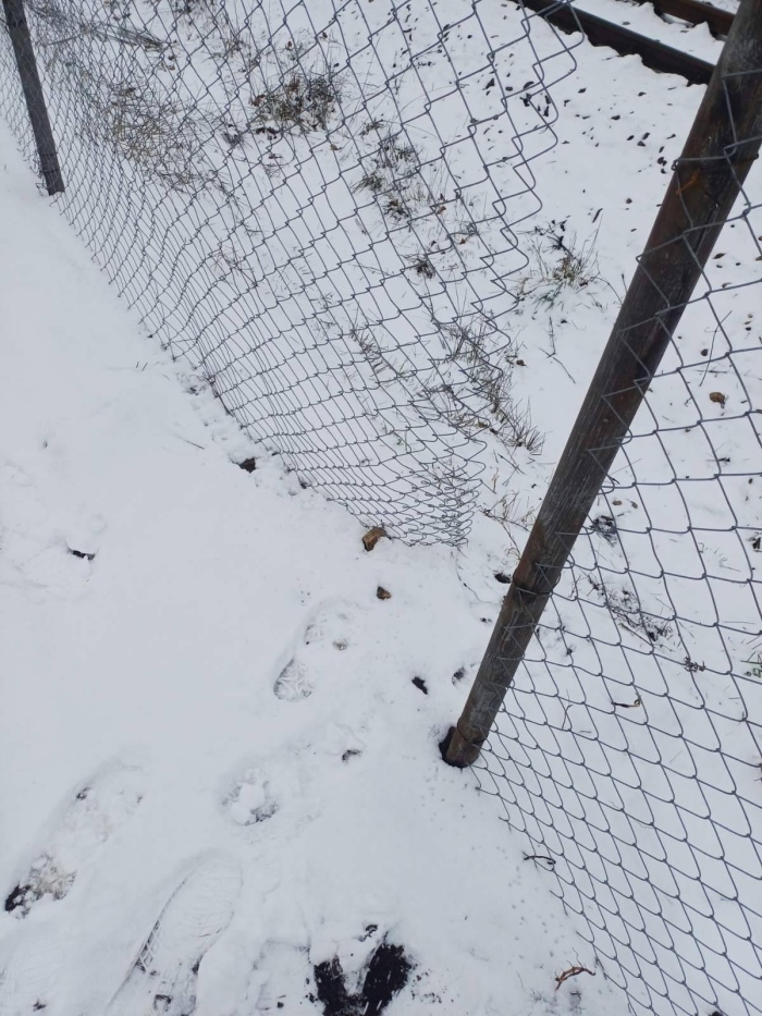 Часове след монтирането: Срязаха предпазната ограда около жп релсите във Враца 