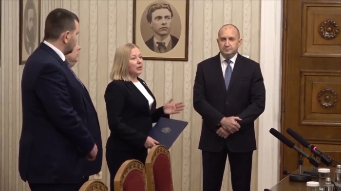 И вторият мандат - неизпълнен: ПП-ДБ върна празна папката на президента 
