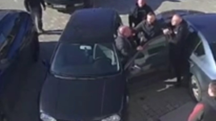 Пред камери: Пребиха основен свидетел по дело за купуване на гласове 