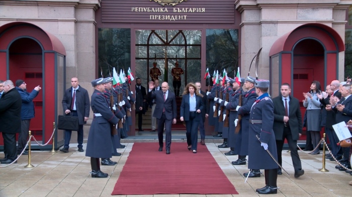 Исторически момент: КС освободи Радев от поста - стотици го посрещнаха на \"Дондуков\" 2