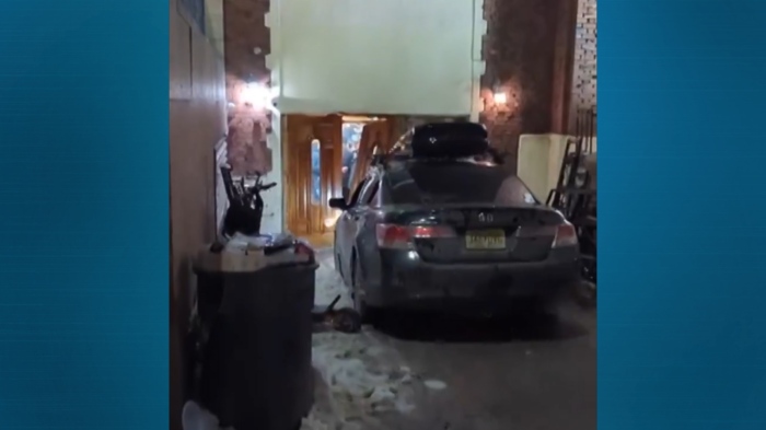 Умишлено: Кола се вряза в еврейски център в Ню Йорк