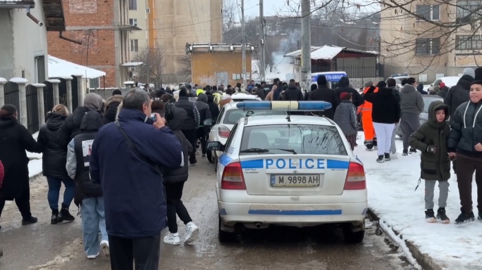 Напрежение в Лом: Искат изселване на сочен за педофилия 