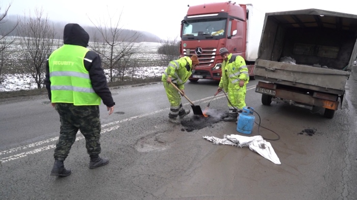 След протестите: Спешно запълват дупките на пътя Монтана – Враца