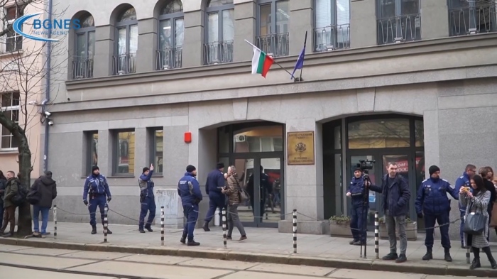 ВСС решава за освобождаването на Сарафов: Протестиращи блокираха кабинета на главния прокурор