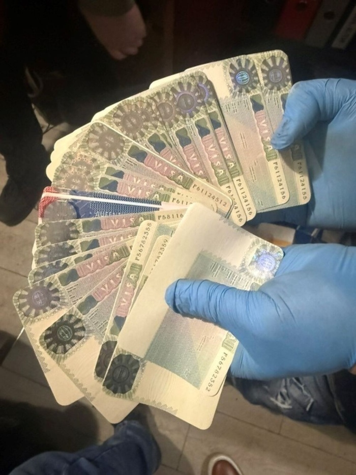 Разкриха нелегална печатница за фалшиви документи и валута