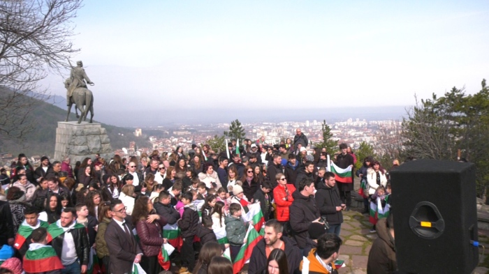 Враца отбеляза 3 март: Деца развяха трибагреника от \