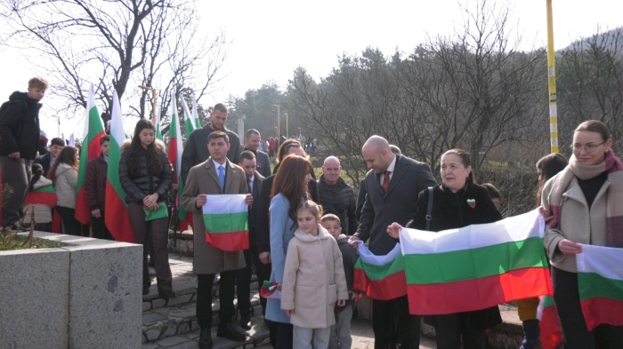 Враца отбеляза 3 март: Деца развяха трибагреници от \