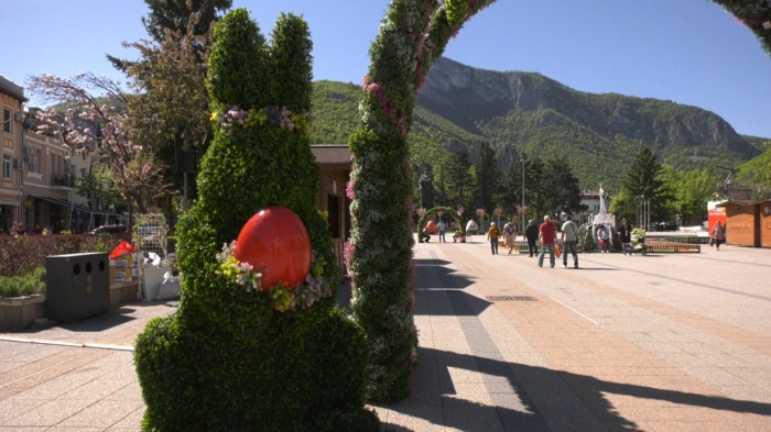 За Великденските празници: Цветни композиции преобразяват центъра на Враца