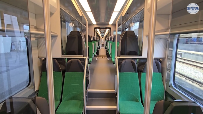 Представиха новия влак от Чехия: Развива до 160 км/ч, с WiFi и контакти под седалките