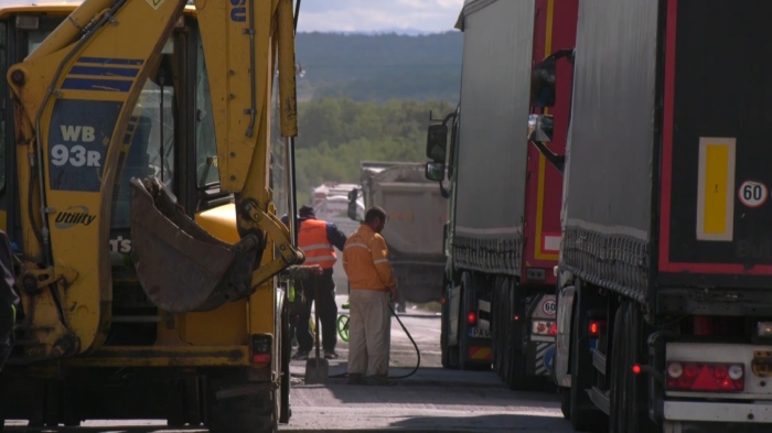Премиерът Гюров разпореди спешна проверка в АПИ: \"Кражбата на пари за ремонти на пътища е кражба на животи\"