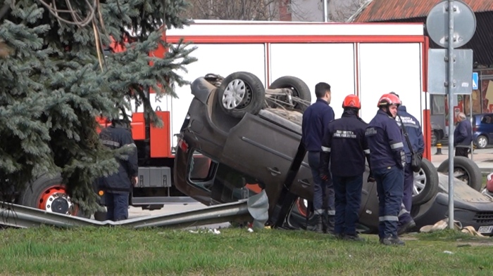 Зрелищна катастрофа в Монтана: Кола се преобърна по таван на оживен булевард 