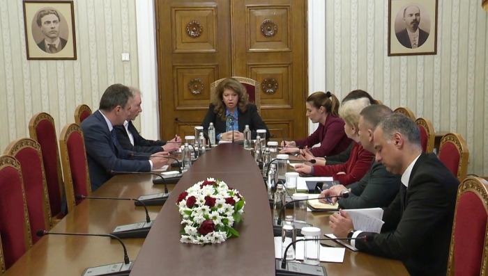 Йотова се среща с директора на НАП: Заради икономическите последици от конфликта в Близкия изток