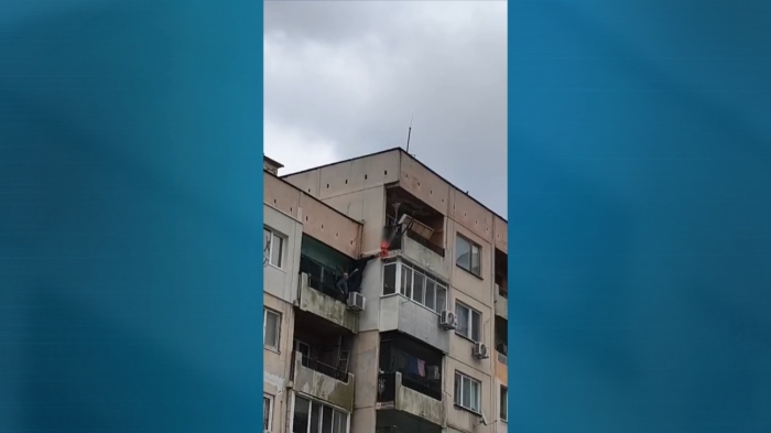 На косъм от трагедия: Дете увисна от 8-я етаж на жилищен блок в Ямбол 