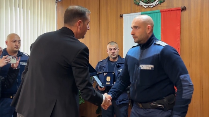 Герои в униформа: Наградиха полицаите, спасили детето в Ямбол 