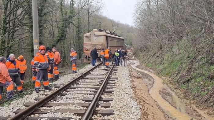 Влак дерайлира в Старозагорско: На метри от пропаст и пълноводна река 