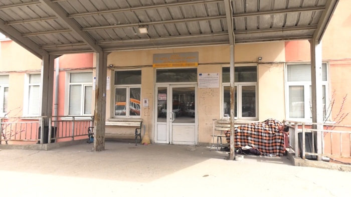 След намесата на RM TV: Хоспитализираха мъжът, прекарал 2 дни пред спешното във Враца 