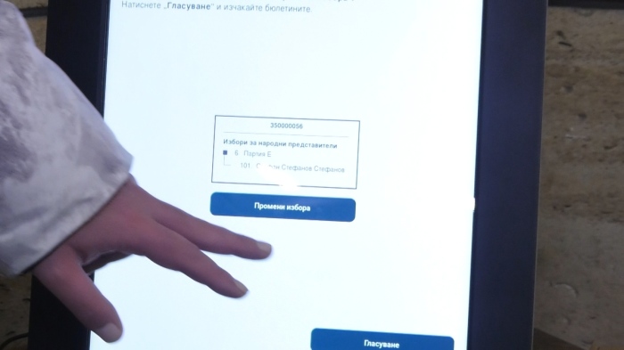 Инсталирането на машините за вота: ЦИК показа процеса пред медиите 