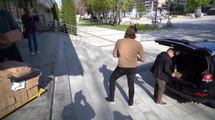 Бюлетините тръгнаха към общините: Изборните книжа се ескортират от МВР