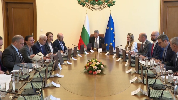 Премиерът Гюров за \"магазините на човека\": \"Схема за празни рафтове и пълни джобове?\"