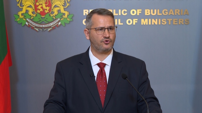 \"Трима души са взели по 170 хил. лева\": Земеделският министър закрива \"Магазин за хората\"