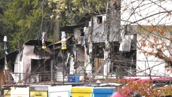 Пътят за хижа \"Петрохан\" е отворен: Полицията охранява опожарената сграда 