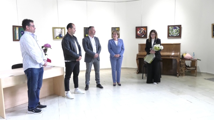 Когато Югът среща Северозапада: Майката на депутата Делян Добрев подреди изложба във Враца 