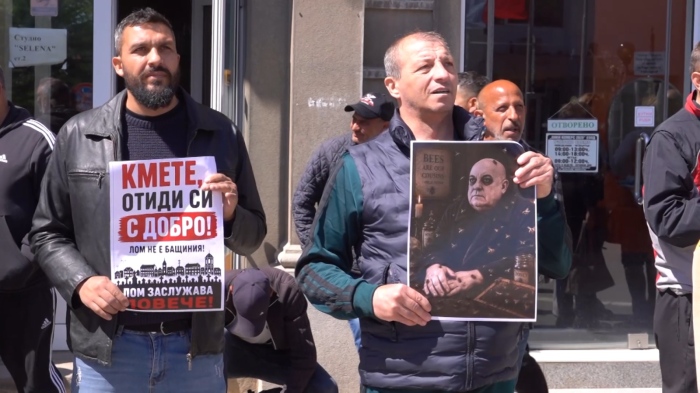 \"Ние сме си наши - с полицията няма проблем\": Протест в Лом - искат оставката на кмета 