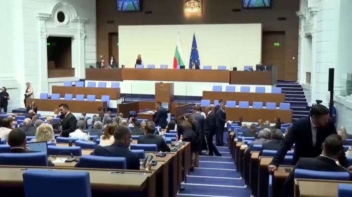 След остър спор в парламента: Депутатите гласуваха правилника на НС