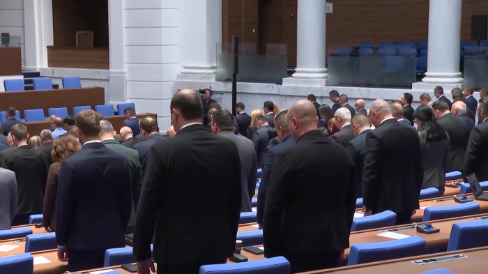В памет на Любен Дилов - син: Депутатите запазиха минута мълчание