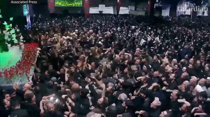 Иран изпрати Али Хаменей: С многохилядна траурна процесия
