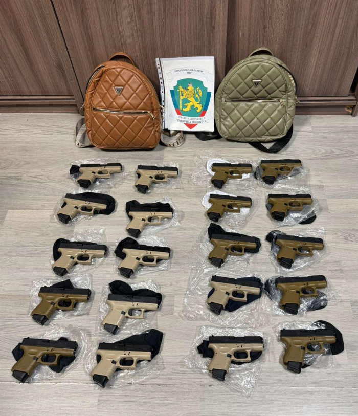Задържаха 20 бойни пистолета: Оръжията били в раници в кош за боклук на автобусен терминал