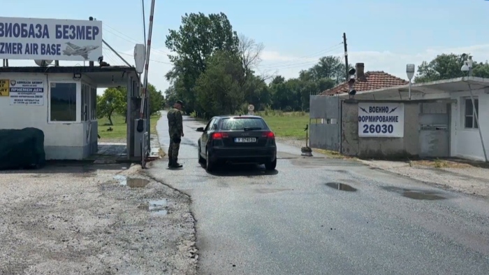 Заради американските самолети: Подписка в Безмер срещу разполагането им