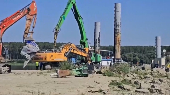 За да спаси АЕЦ \"Черна вода\": Румъния потапя шлепове със скали в Дунав 