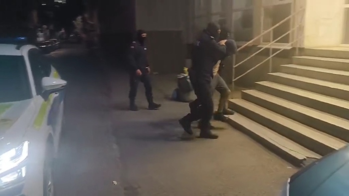 Заради разпространение на наркотици: Задържаха петима души при три акции