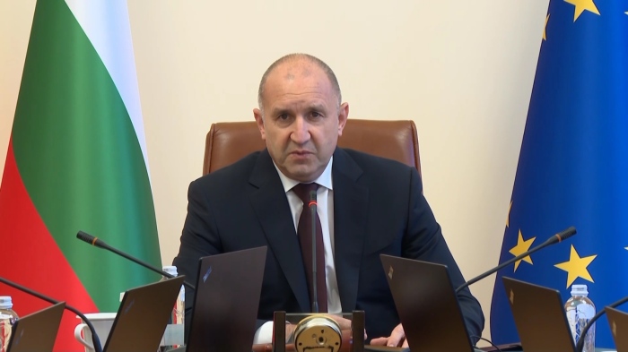 Премиерът Радев за пожарите: \"Пет вертолета и спартан са в готовност за борба с пожарите\"