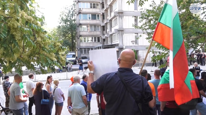 Пред посолството на Северна Македония в София: Граждани се събраха в подкрепа на Ива Михайлова