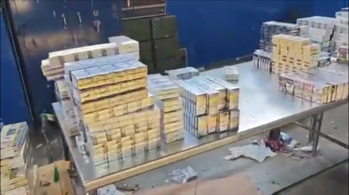 Откриха близо 74 000 къса цигари в тайници на микробус