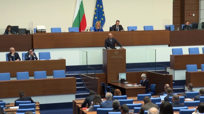 Правителството отговаря на депутатите: За мантинелите, полетите, ракията и управлението на държавата 