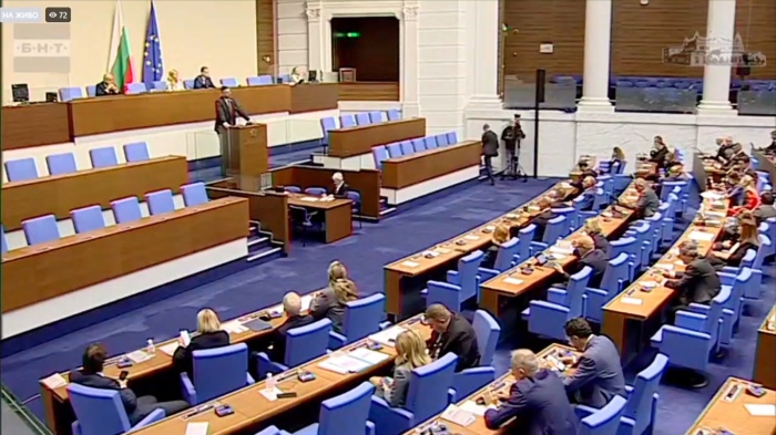 Решено с мнозинство: Властта отказа да говори за корабите и мантинелите 
