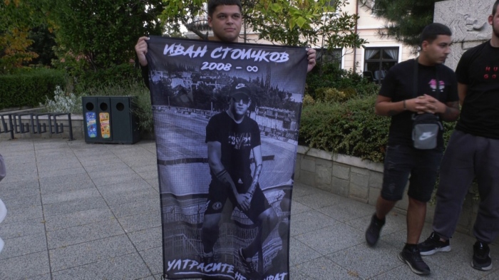 Мирен протест във Враца: Близки на загиналите Иван и Йоана настояват за справедливост